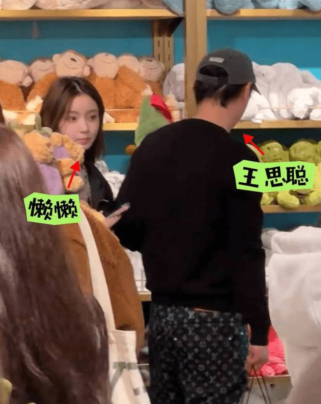 王思聪带女友游巴黎被偶遇，穿粉色情侣鞋太抢眼！男方有谢顶迹象